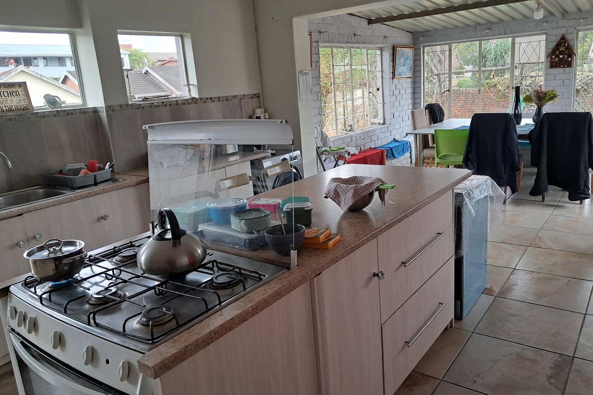 Spacious Double-Storey Family Home - Photo 3