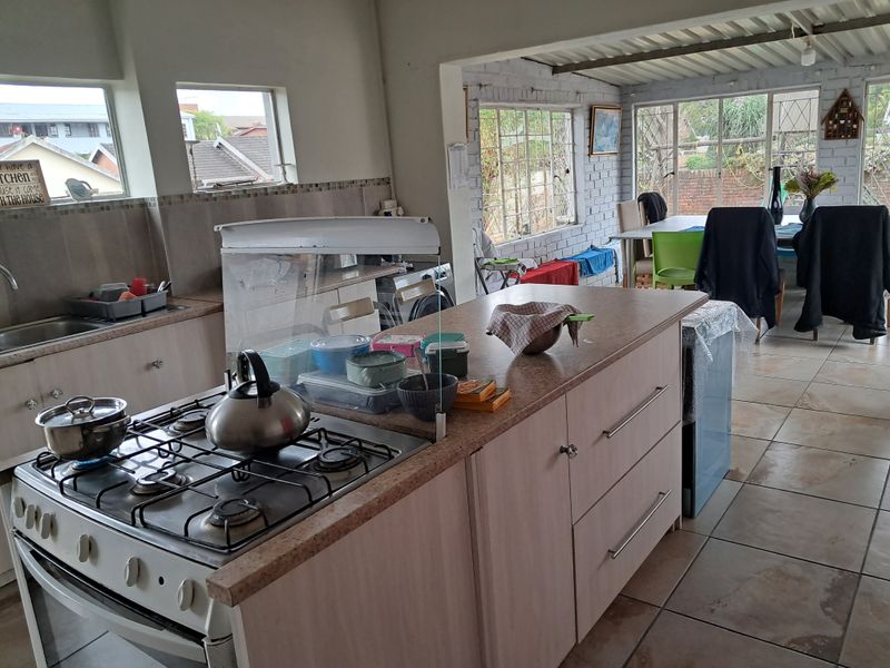 Spacious Double-Storey Family Home - Photo 3