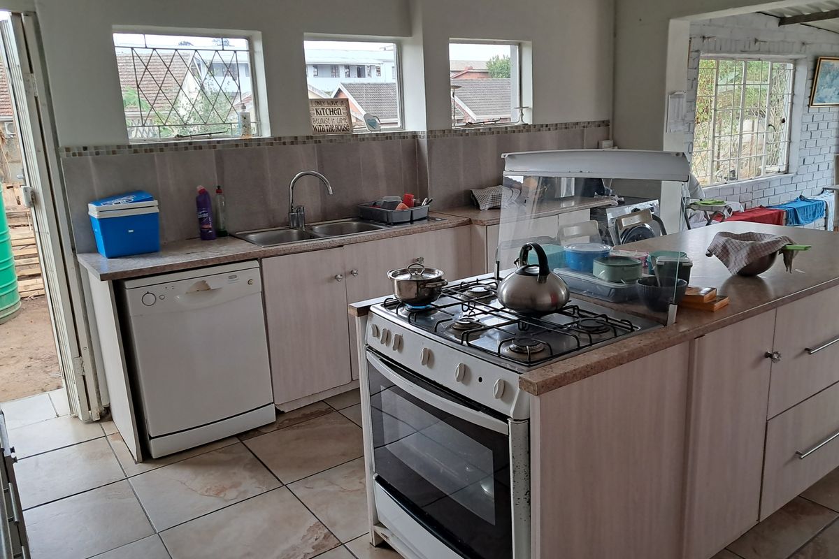 Spacious Double-Storey Family Home - Photo 4