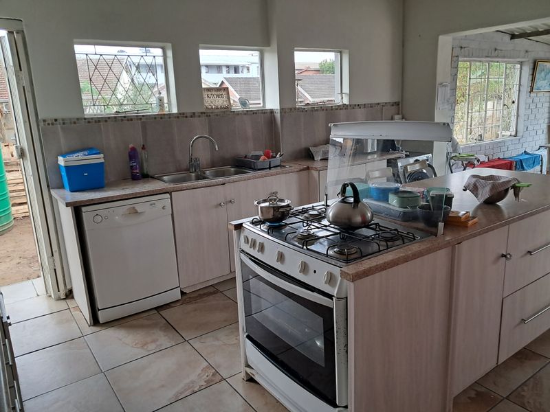 Spacious Double-Storey Family Home - Photo 4