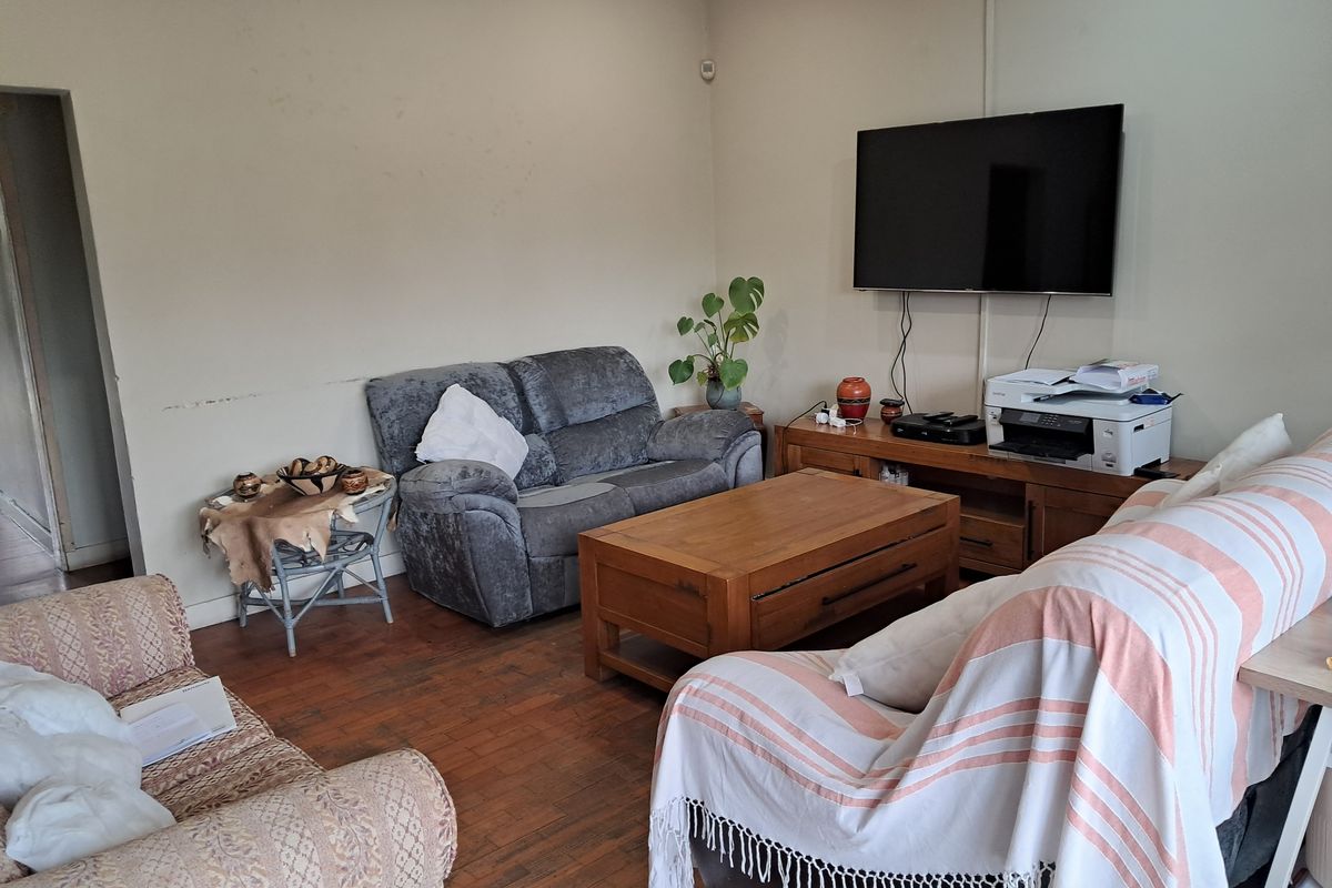 Spacious Double-Storey Family Home - Photo 2