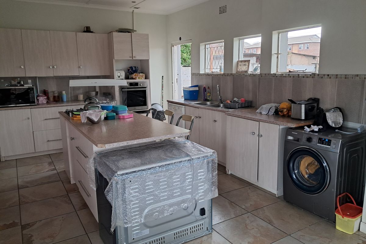 Spacious Double-Storey Family Home - Photo 5