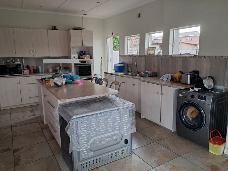 Spacious Double-Storey Family Home - Photo 5