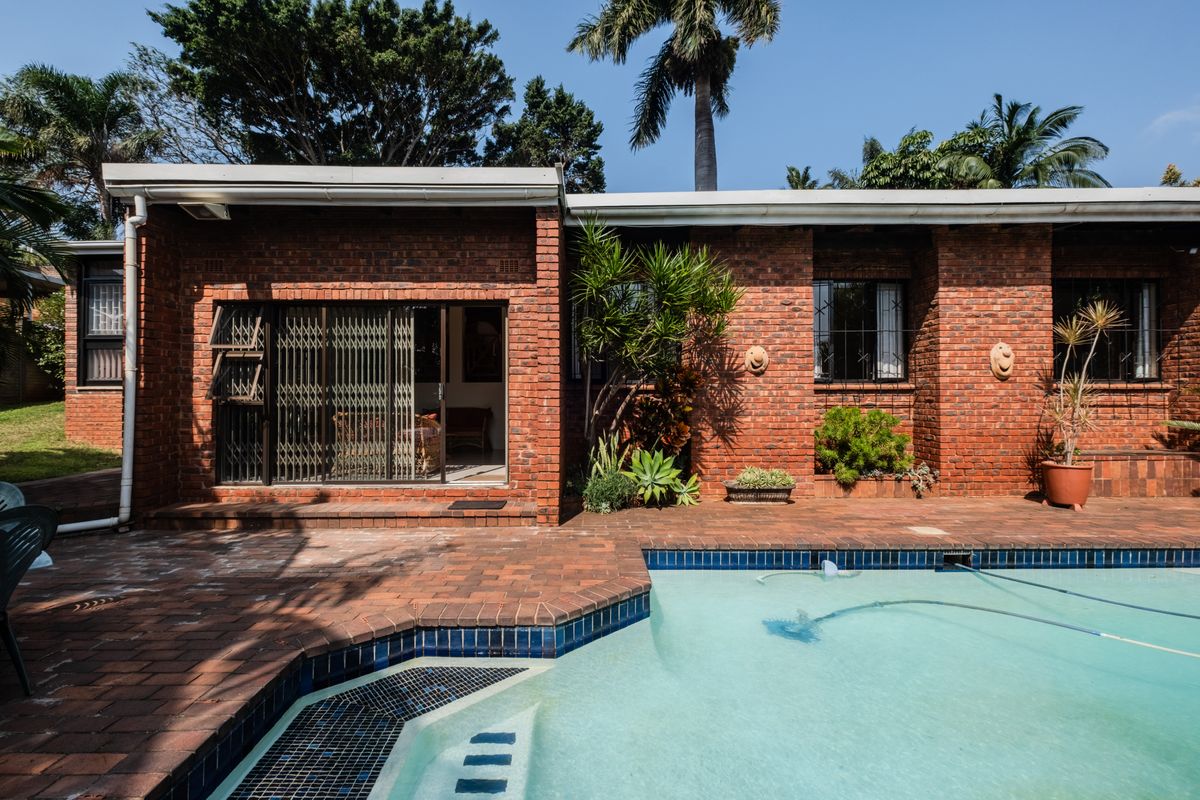 Seller says must sell ! 3 bedroom with pool - Photo 5