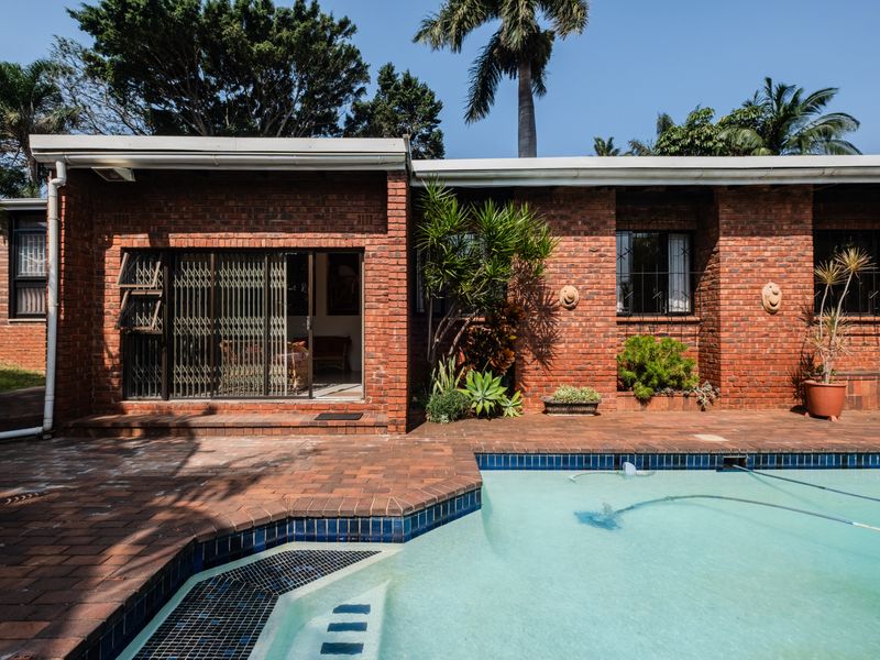 Seller says must sell ! 3 bedroom with pool - Photo 5