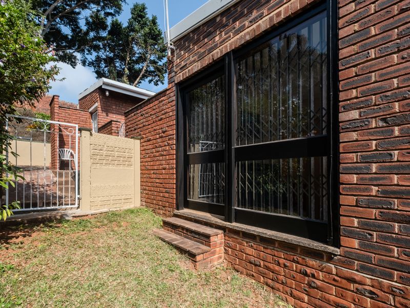 Seller says must sell ! 3 bedroom with pool - Photo 9