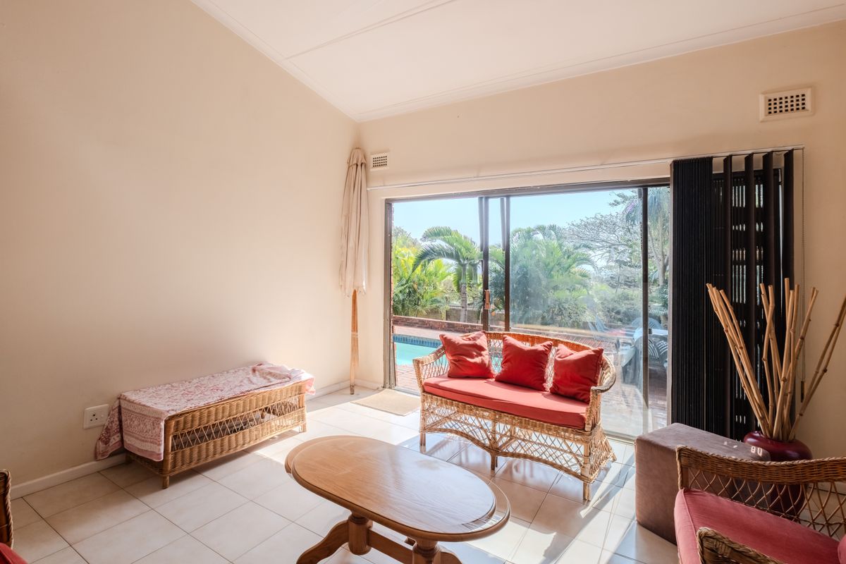 Seller says must sell ! 3 bedroom with pool - Photo 3