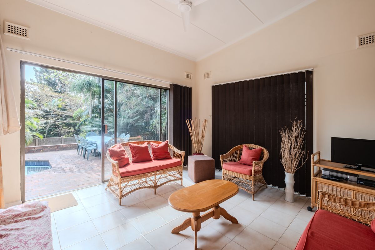 Seller says must sell ! 3 bedroom with pool - Photo 2