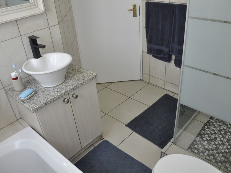 Chic Ground Floor Living in Prime Parktown Square - Photo 10