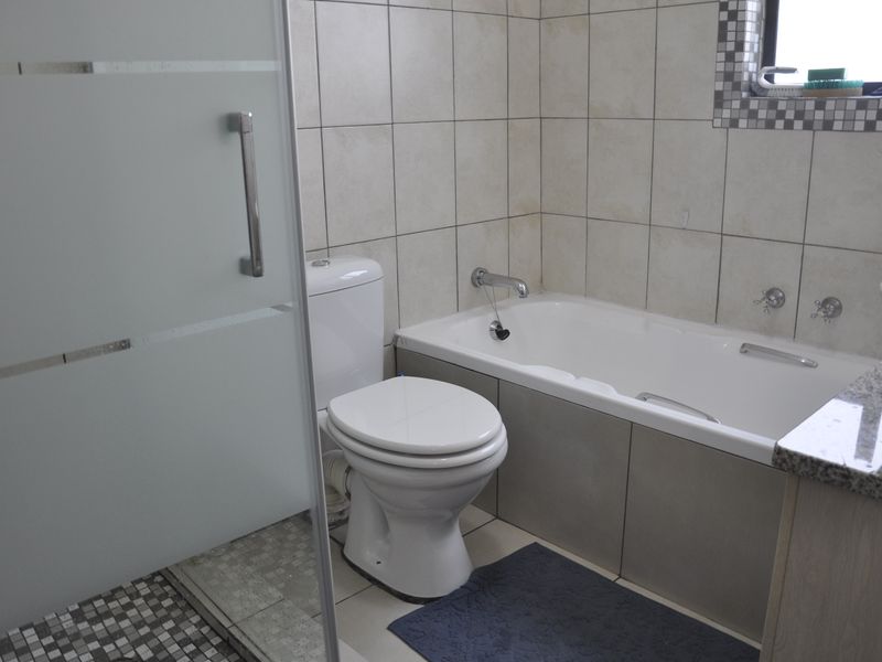 Chic Ground Floor Living in Prime Parktown Square - Photo 9