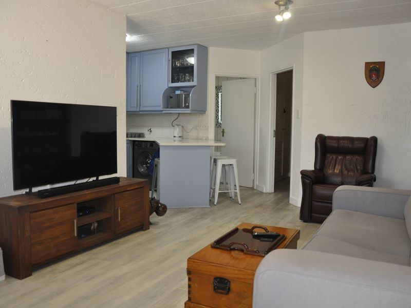 Chic Ground Floor Living in Prime Parktown Square - Photo 3