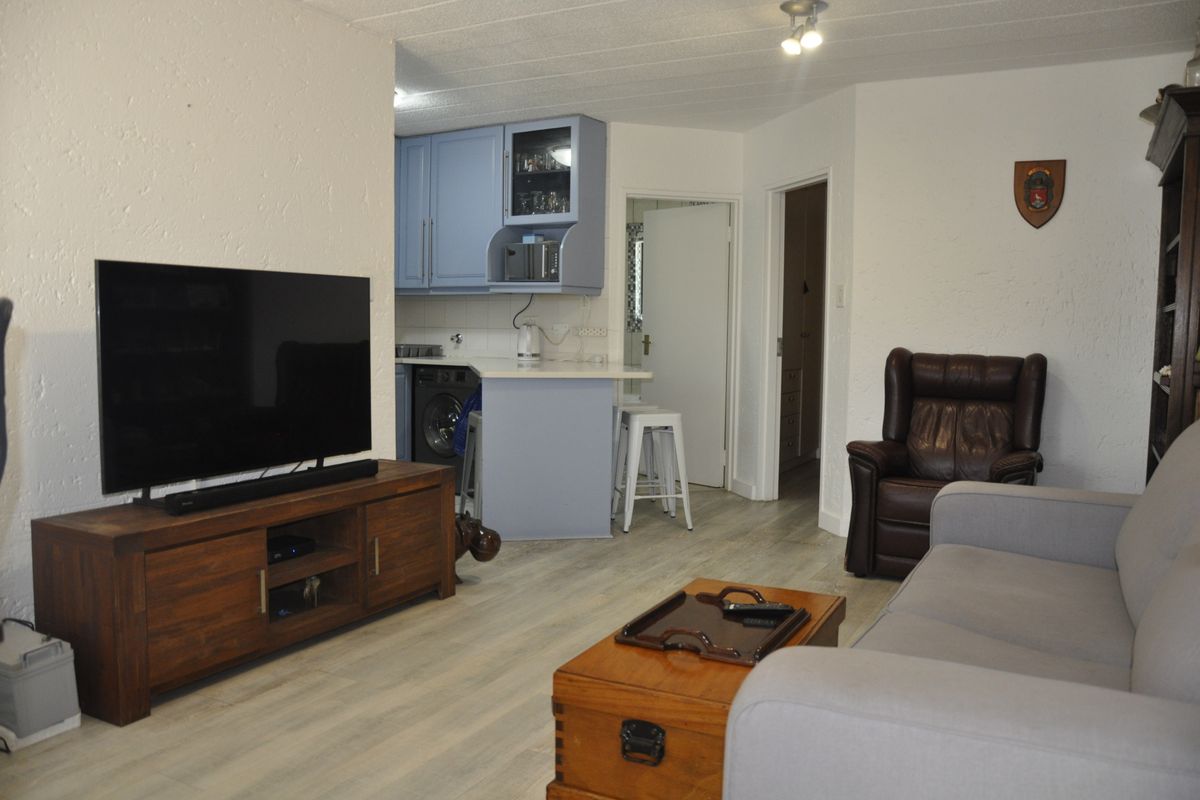 Chic Ground Floor Living in Prime Parktown Square - Photo 3