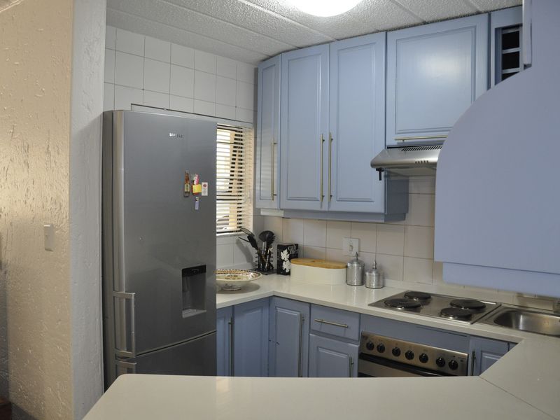 Chic Ground Floor Living in Prime Parktown Square - Photo 8