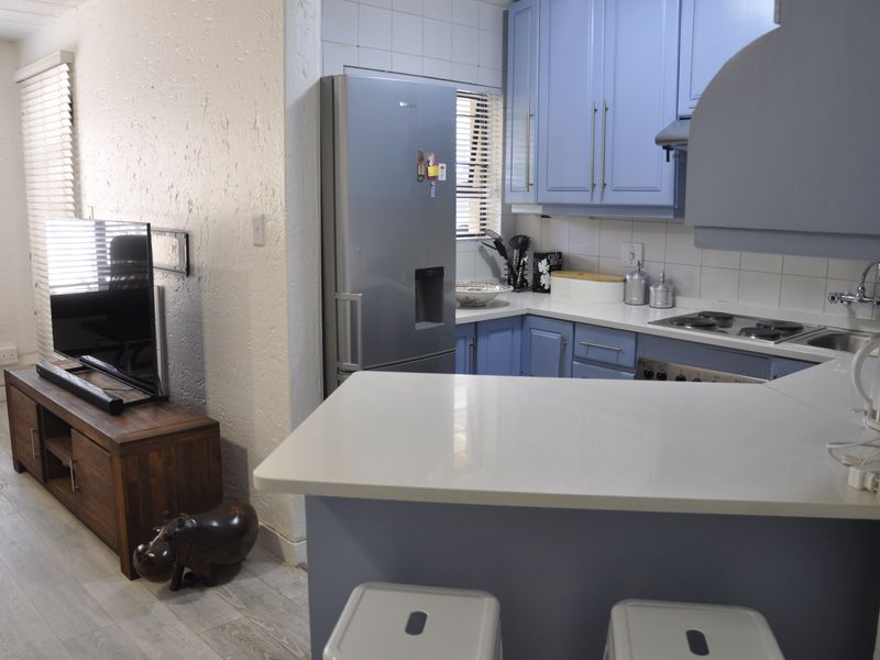 Chic Ground Floor Living in Prime Parktown Square - Photo 7