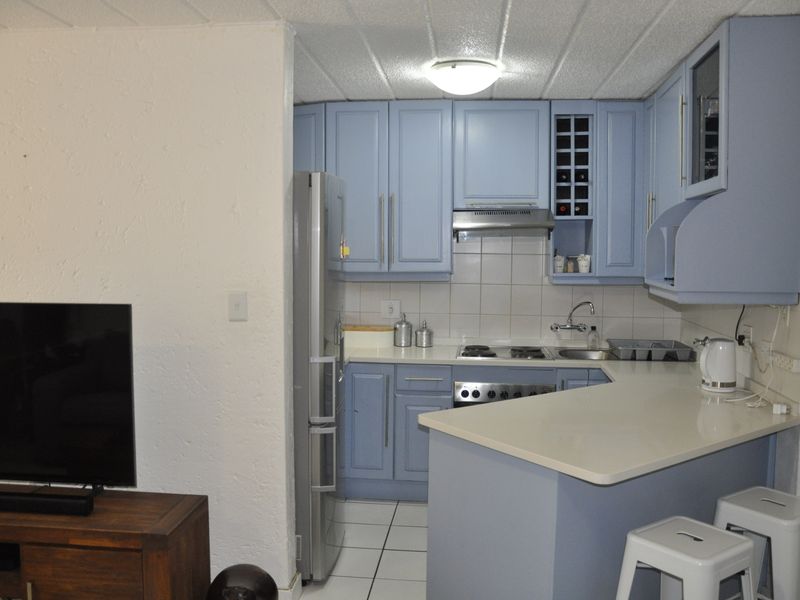 Chic Ground Floor Living in Prime Parktown Square - Photo 6