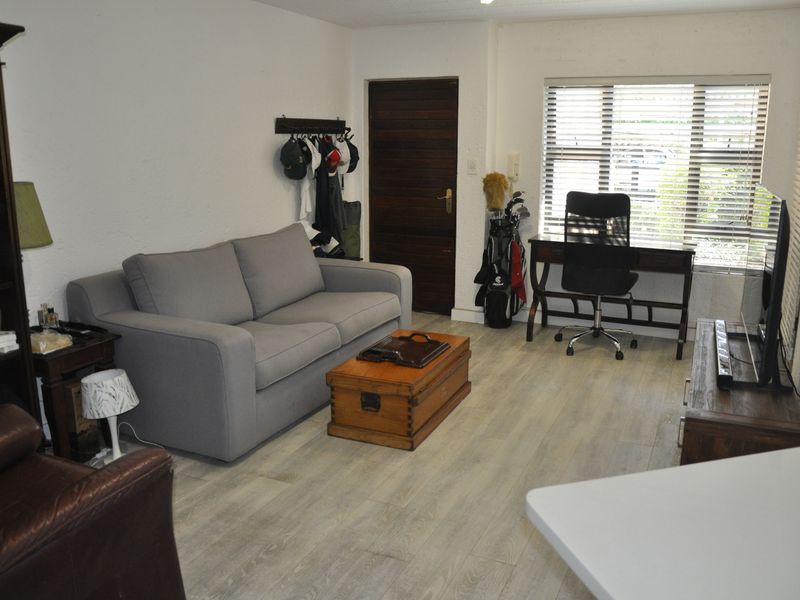 Chic Ground Floor Living in Prime Parktown Square - Photo 2