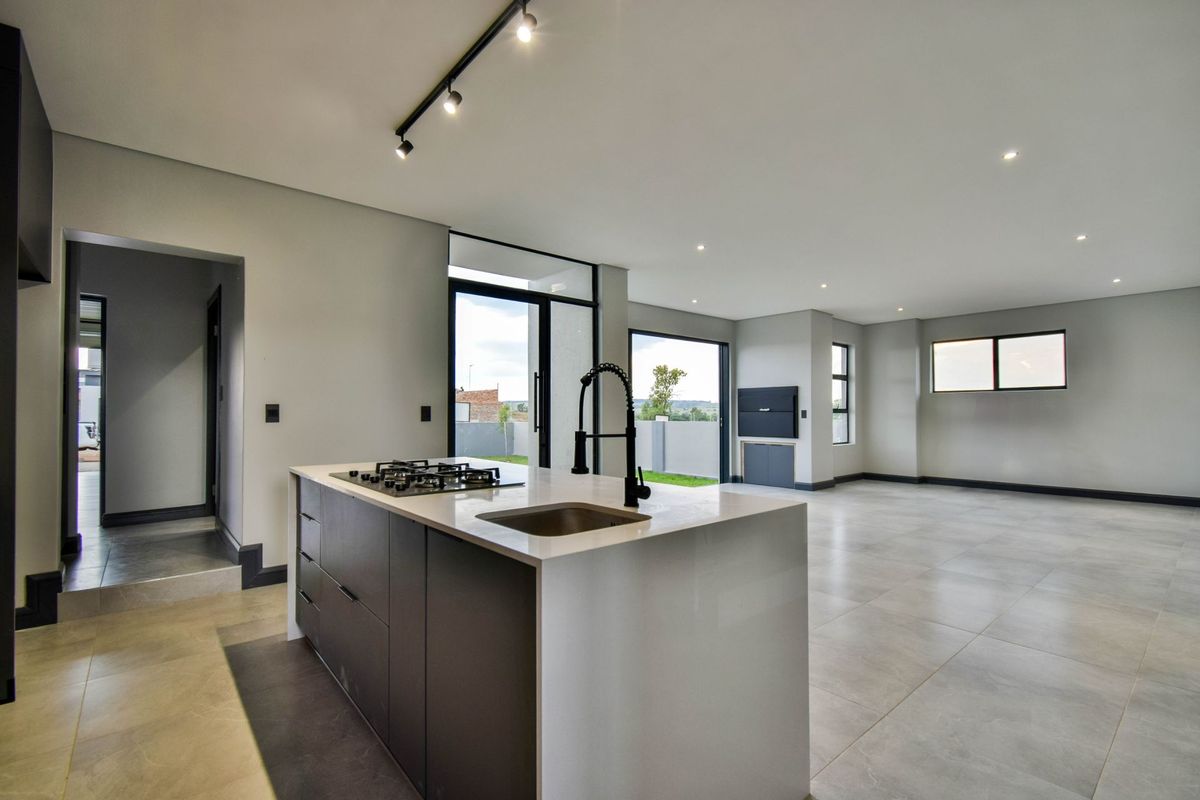 Modern 4-Bedroom Home in Sought-After Fountainbrook Estate - Photo 4