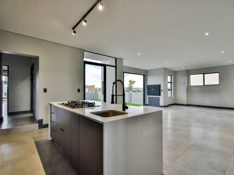 Modern 4-Bedroom Home in Sought-After Fountainbrook Estate - Photo 4