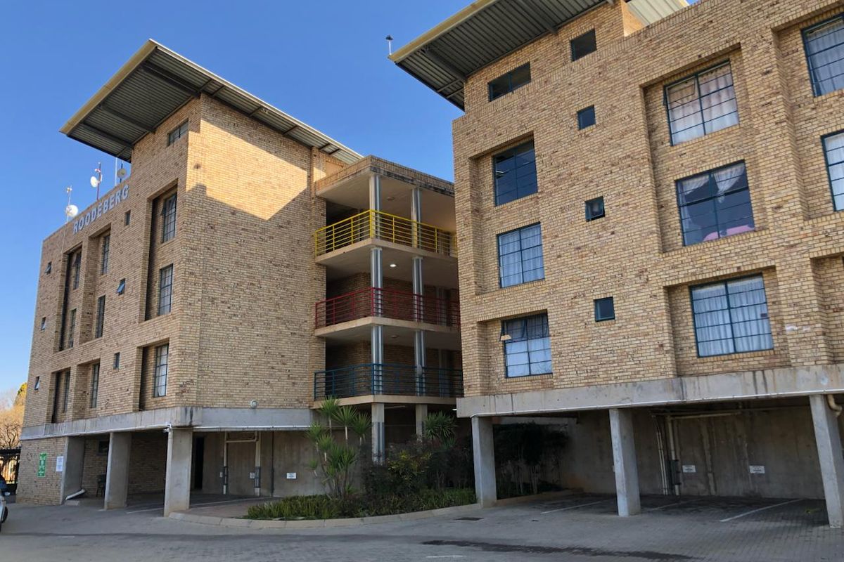 Neat ground-floor  bachelor flat in secure complex - Photo 2
