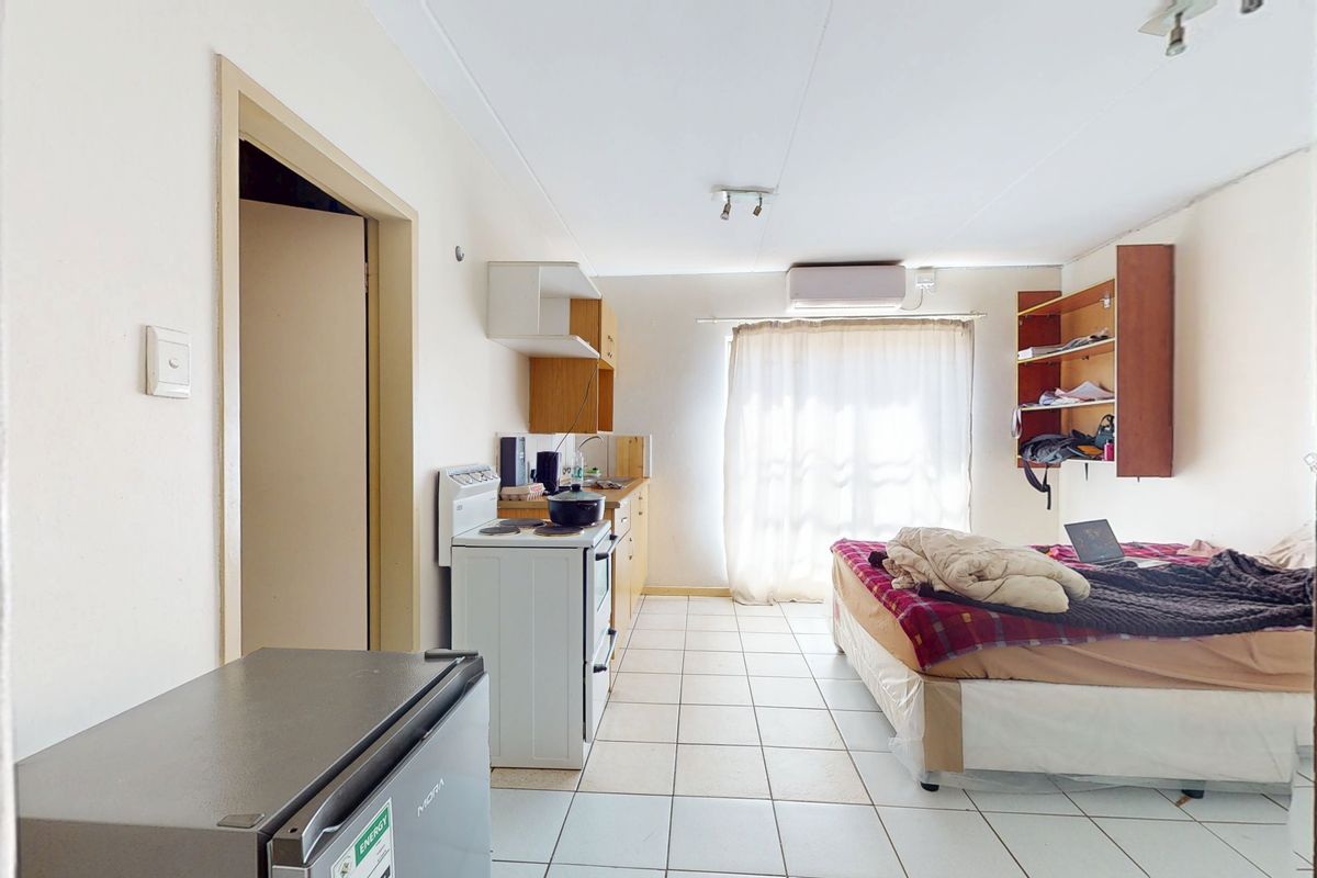 Neat ground-floor  bachelor flat in secure complex - Photo 4