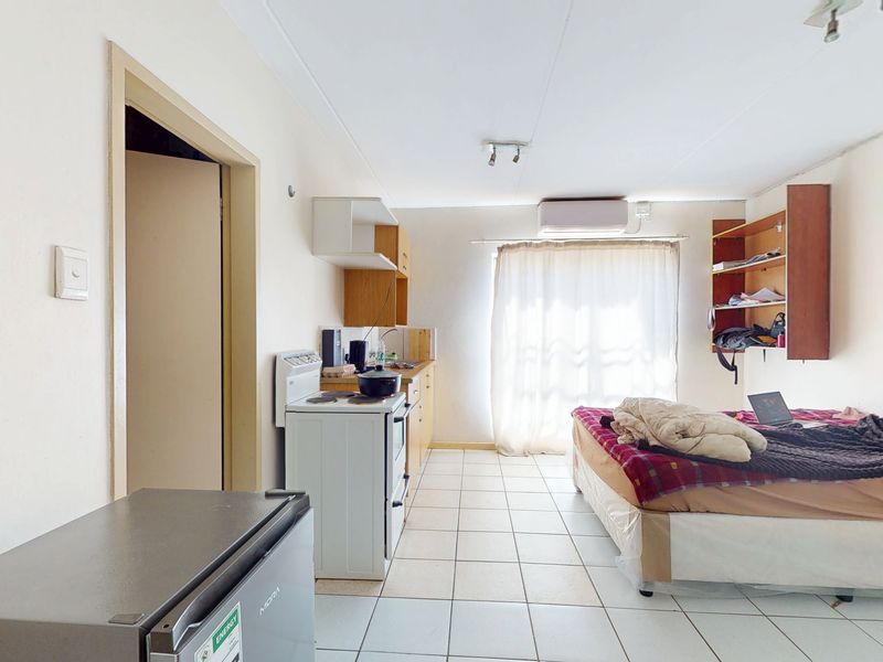 Neat ground-floor  bachelor flat in secure complex - Photo 4