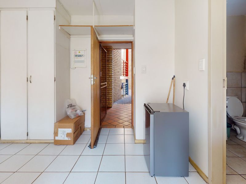 Neat ground-floor  bachelor flat in secure complex - Photo 9