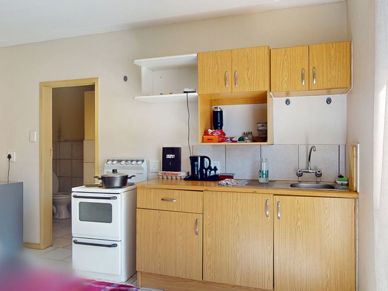 Neat ground-floor  bachelor flat in secure complex - Photo 8