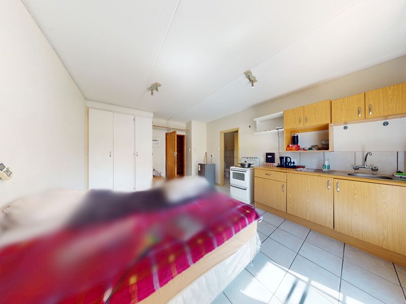 Neat ground-floor  bachelor flat in secure complex - Photo 7