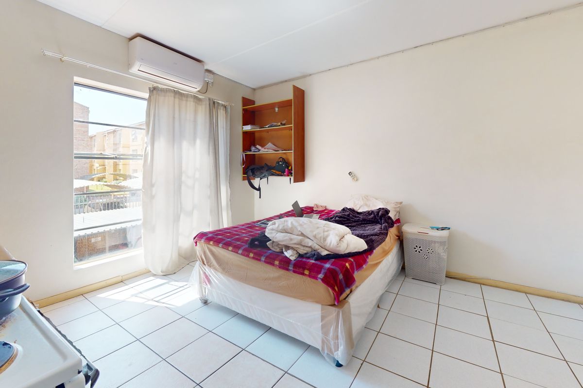 Neat ground-floor  bachelor flat in secure complex - Photo 5
