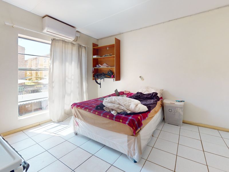 Neat ground-floor  bachelor flat in secure complex - Photo 5
