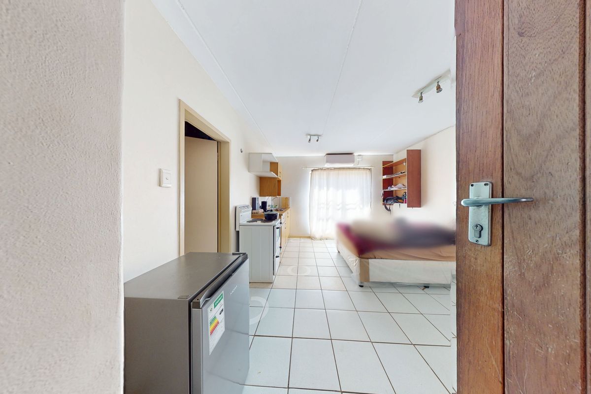 Neat ground-floor  bachelor flat in secure complex - Photo 3