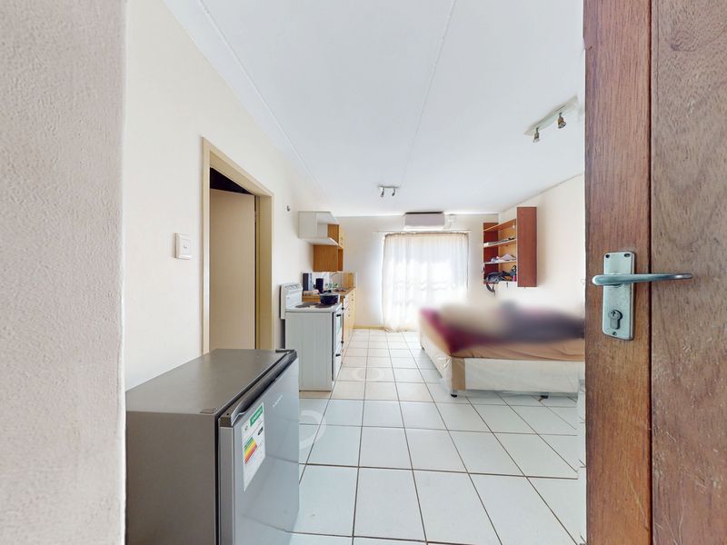 Neat ground-floor  bachelor flat in secure complex - Photo 3