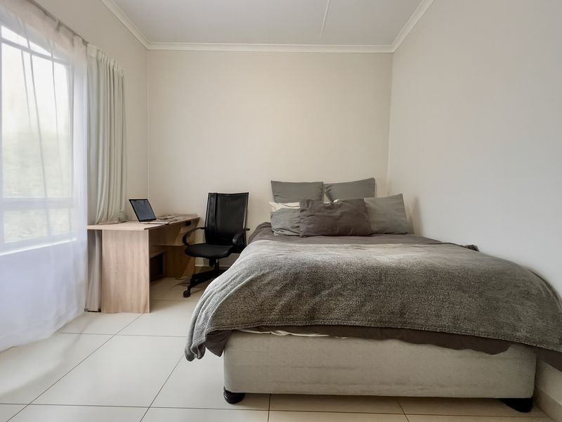 Cosy Modern 1-Bedroom Apartment in Secure Little Fourways - Photo 9