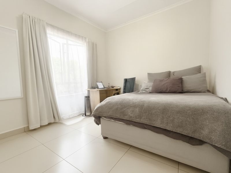 Cosy Modern 1-Bedroom Apartment in Secure Little Fourways - Photo 8