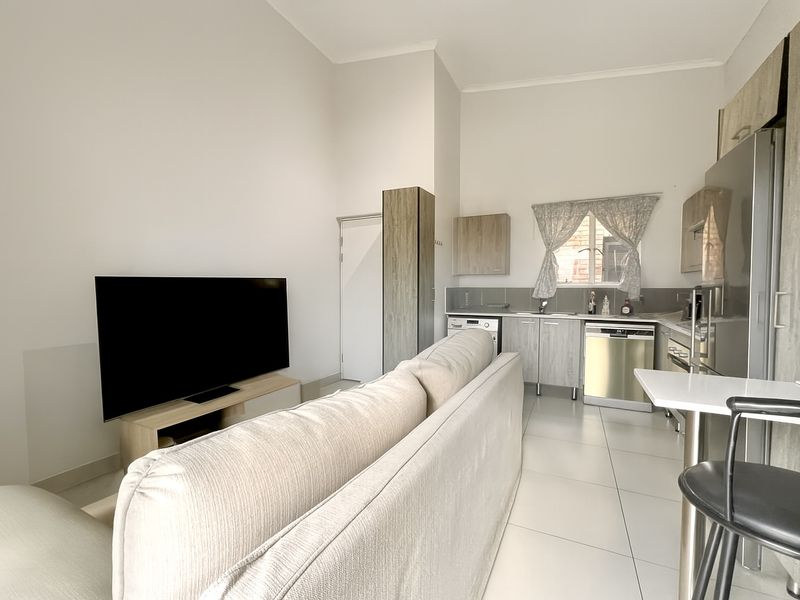 Cosy Modern 1-Bedroom Apartment in Secure Little Fourways - Photo 6