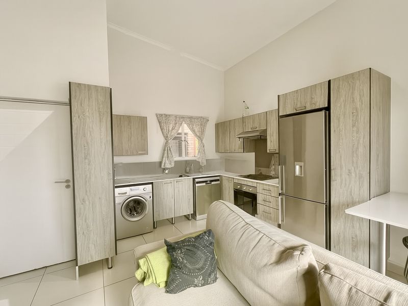 Cosy Modern 1-Bedroom Apartment in Secure Little Fourways - Photo 3