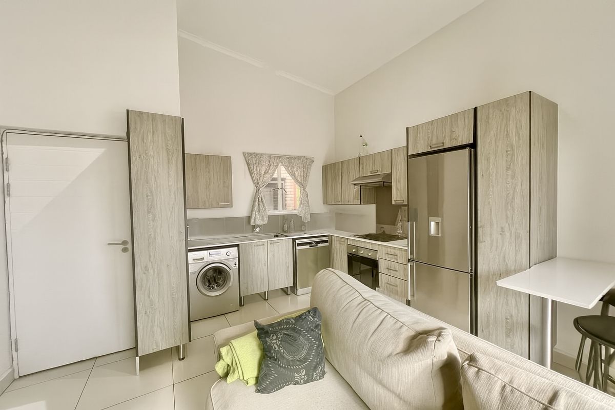 Cosy Modern 1-Bedroom Apartment in Secure Little Fourways - Photo 3