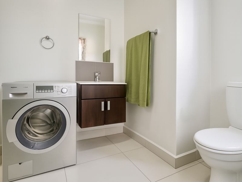 Cosy Modern 1-Bedroom Apartment in Secure Little Fourways - Photo 10