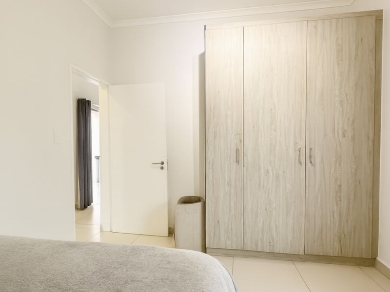 Cosy Modern 1-Bedroom Apartment in Secure Little Fourways - Photo 10