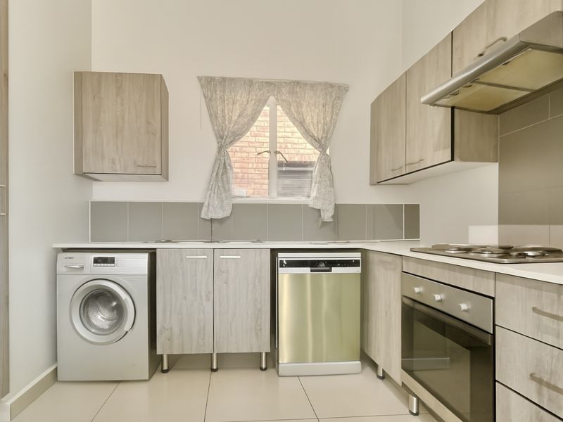 Cosy Modern 1-Bedroom Apartment in Secure Little Fourways - Photo 2