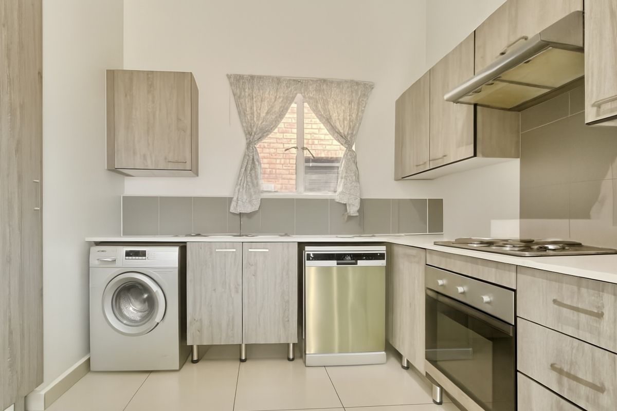 Cosy Modern 1-Bedroom Apartment in Secure Little Fourways - Photo 2