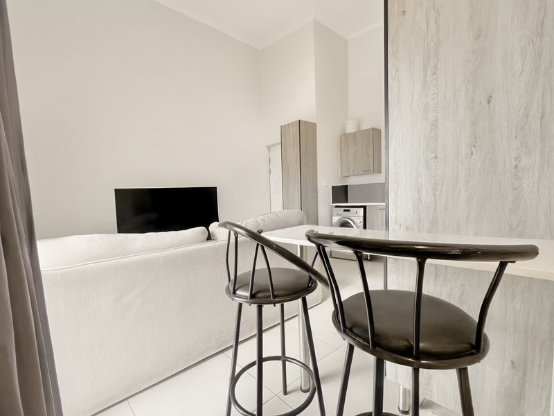 Cosy Modern 1-Bedroom Apartment in Secure Little Fourways - Photo 5