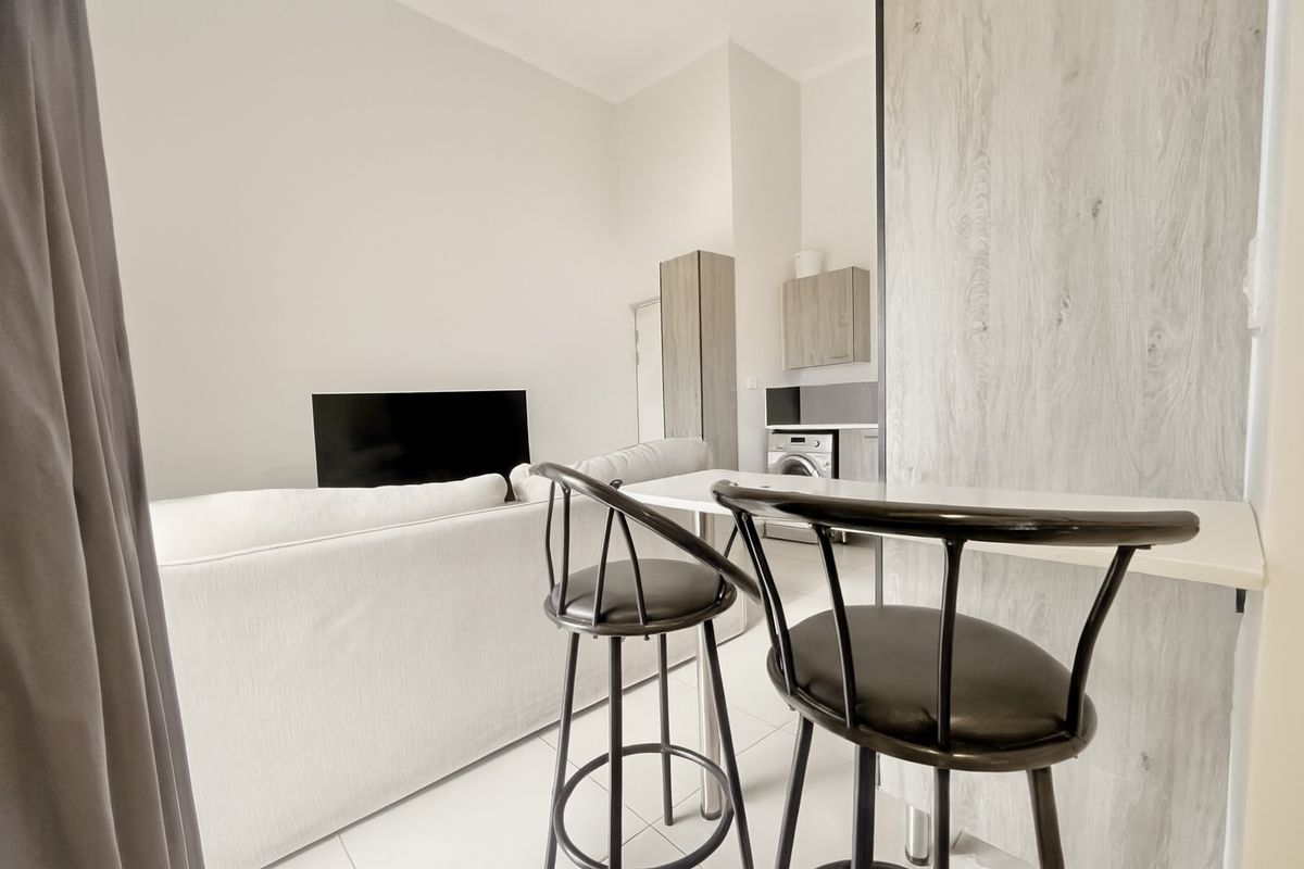 Cosy Modern 1-Bedroom Apartment in Secure Little Fourways - Photo 5