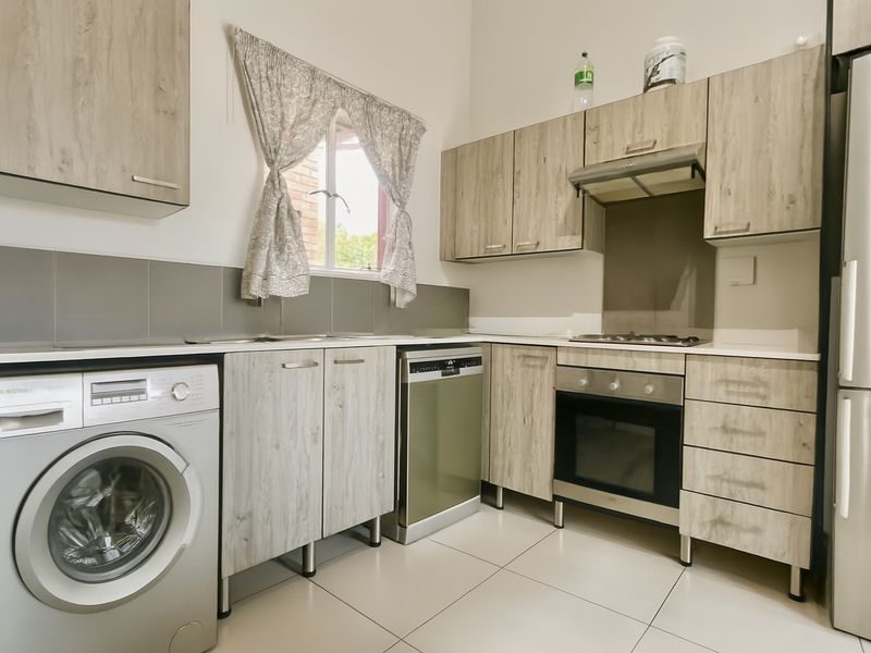 Cosy Modern 1-Bedroom Apartment in Secure Little Fourways - Photo 4