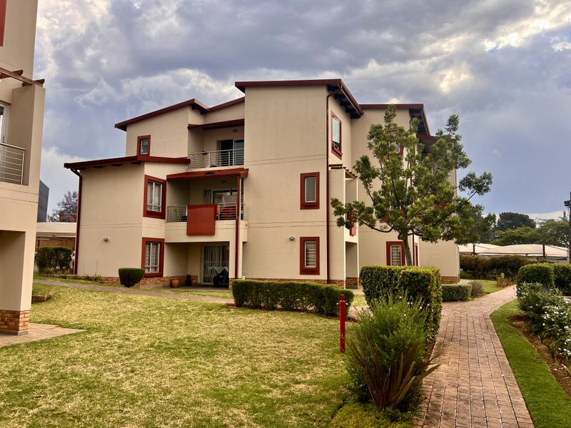 Cosy Modern 1-Bedroom Apartment in Secure Little Fourways - Photo 1