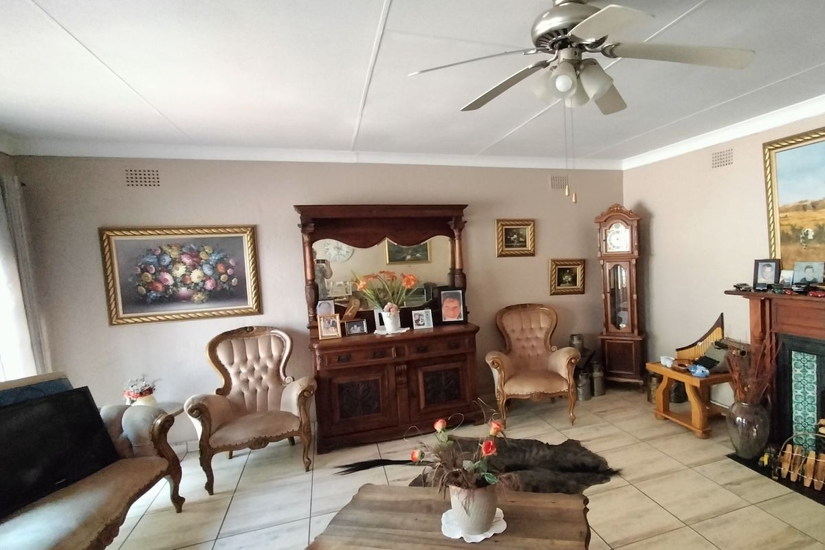 Tropical Oasis: Multiple Bedroom Home with Solar, Borehole & Luxury Entertainment Areas - Photo 2