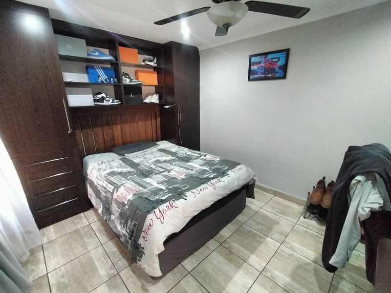 Tropical Oasis: Multiple Bedroom Home with Solar, Borehole & Luxury Entertainment Areas - Photo 10