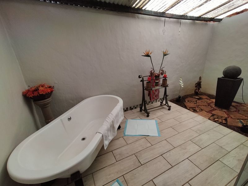 Tropical Oasis: Multiple Bedroom Home with Solar, Borehole & Luxury Entertainment Areas - Photo 8