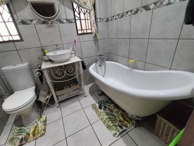 Tropical Oasis: Multiple Bedroom Home with Solar, Borehole & Luxury Entertainment Areas - Photo 6