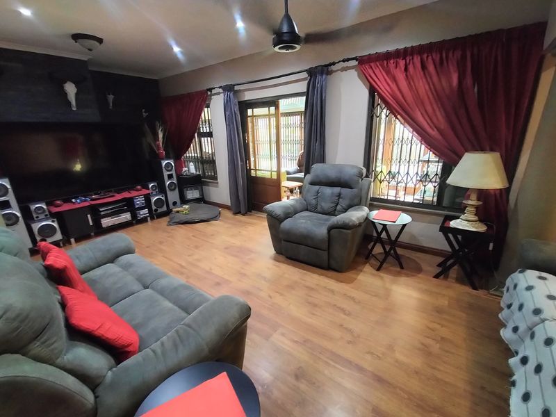 Tropical Oasis: Multiple Bedroom Home with Solar, Borehole & Luxury Entertainment Areas - Photo 4